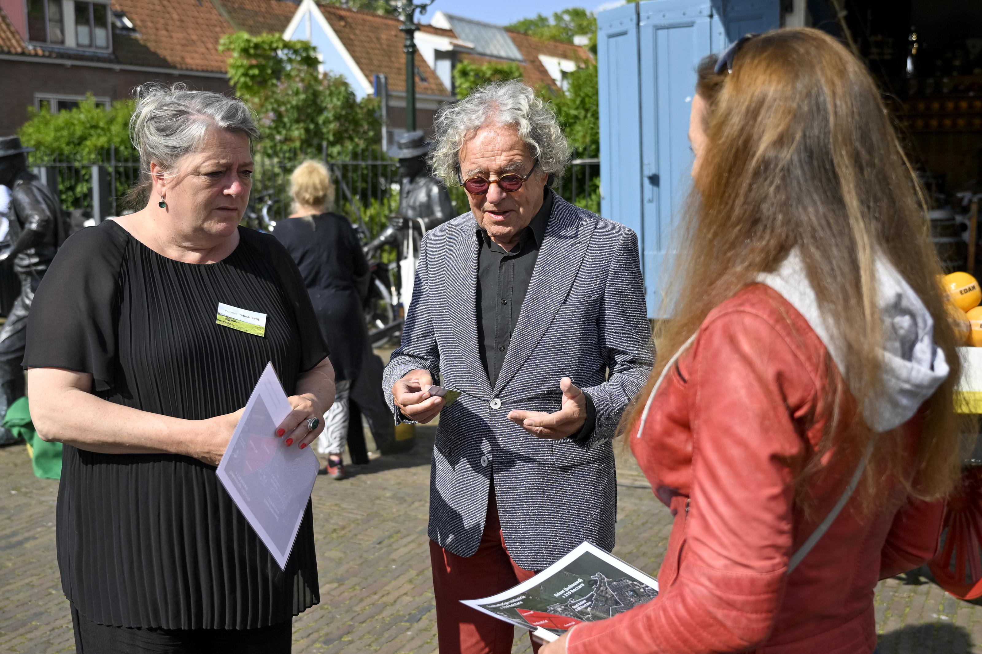Actievoerders in Edam roepen op om te protesteren tegen bouwplannen in de Purmer: ’Mensen denken dat